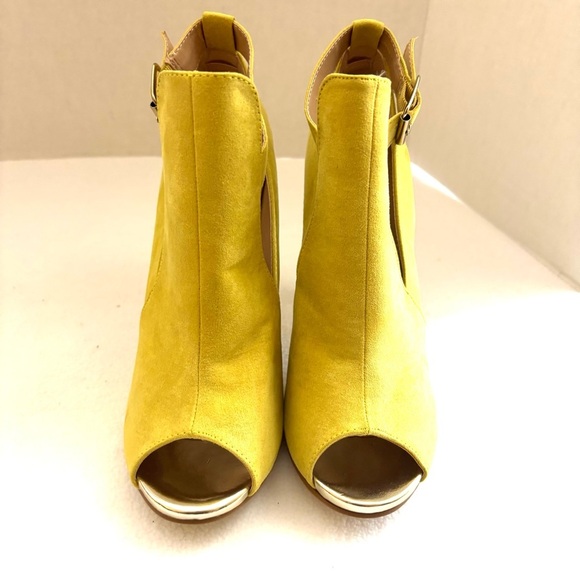 Primadonna Yellow Cutout W/ Gold Accent Stiletto Heel Open Toe Booties (7.5) - Picture 4 of 13